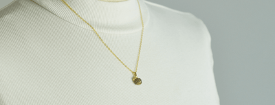 Emma-Rosa necklace in gold-plated 925 sterling silver shown on a mannequin