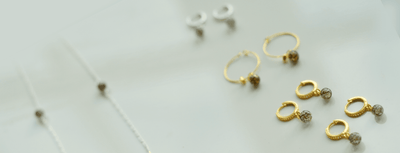 Blurred Laerke bracelet in 925 sterling silver, blurred Lumi in 925 sterling silver, blurred Laufey earrings in gold-plated 925 sterling silver, and two pairs of Lusia earrings in gold-plated 925 sterling silver with hair from a fjord horse