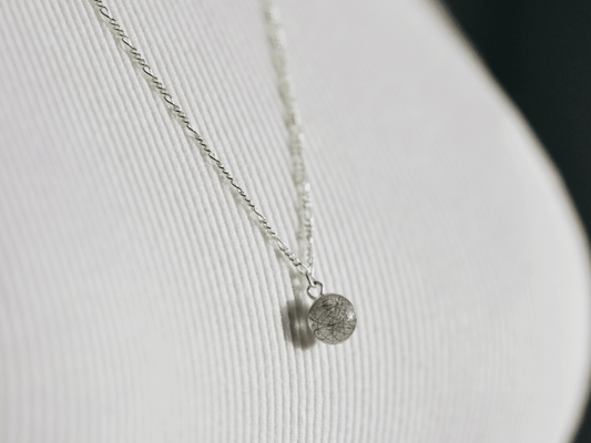 Isabella necklace in 925 sterling silver with a figaro chain and a white resin bead