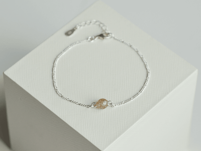 Laerke bracelet in 925 sterling silver seen from the side, handmade resin bead