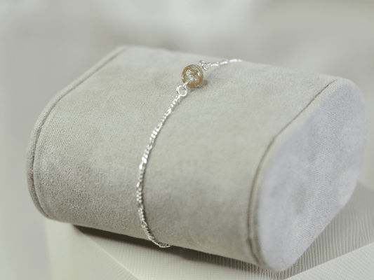 Laerke necklace in 925 sterling silver with a white resin bead and red horse hair