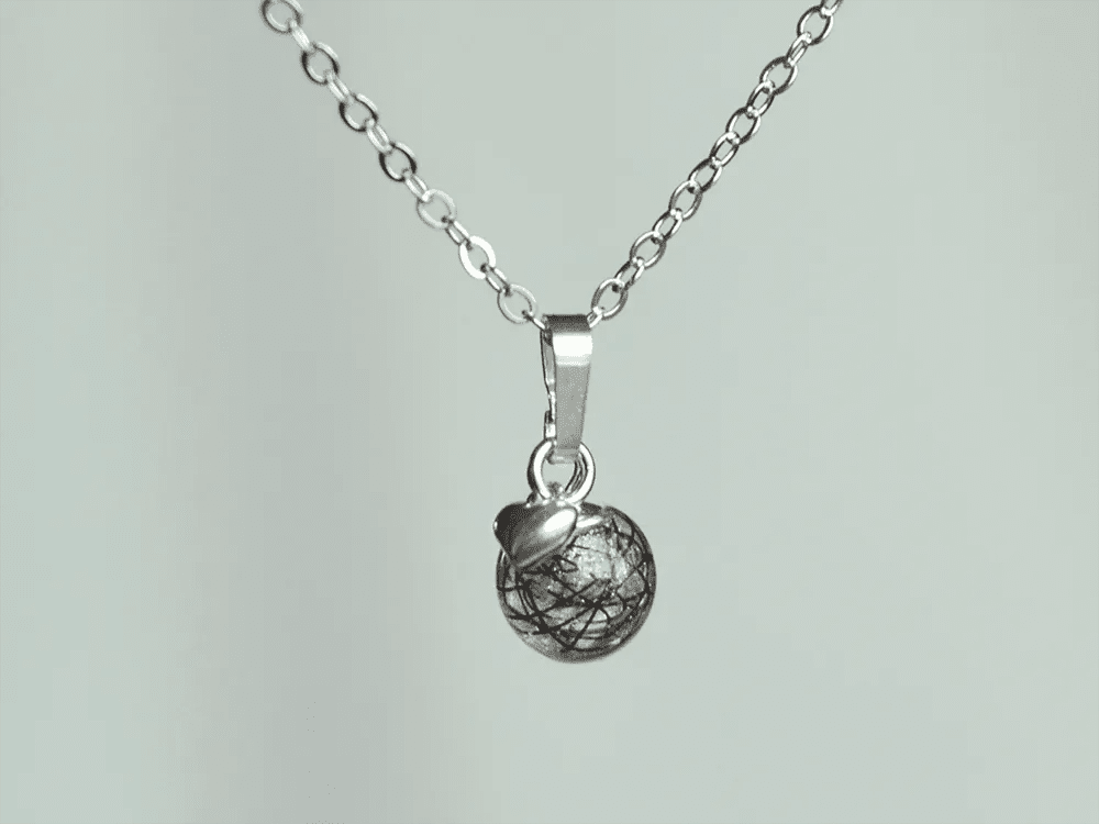 Emma-Rosa halskæde i 925 sterling sølv med mini hjerte og sorte hår fra en sort pony