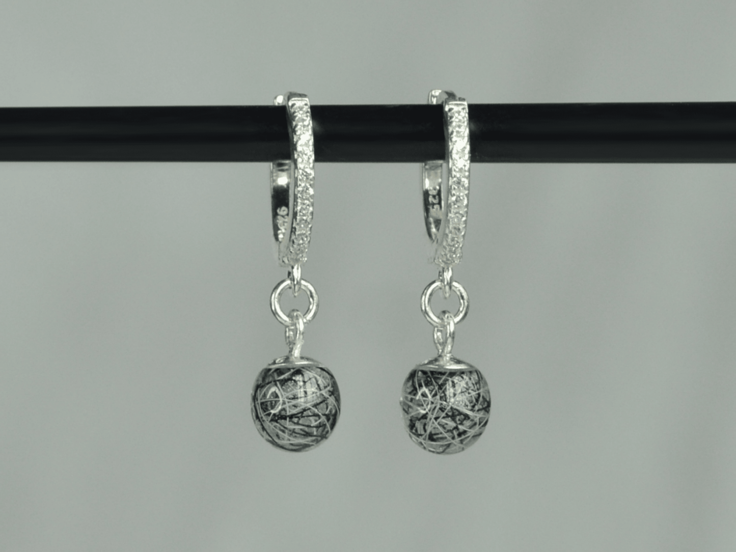 Lusia øreringe i 925 sterling sølv med rhinestones og to håndlavede resinperler med sorte og hvide hår fra en skimmelhest