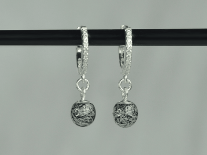 Lusia øreringe i 925 sterling sølv med rhinestones og to håndlavede resinperler med sorte og hvide hår fra en skimmelhest